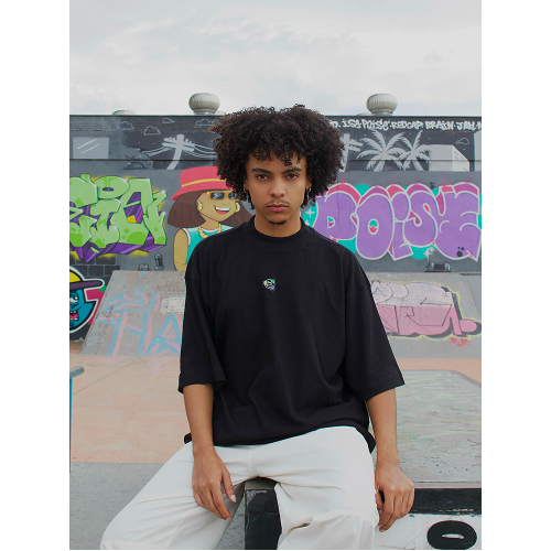 Camiseta Plus Size Xisde com Logo Colorido nas Cores do Brasil - Streetwear Autêntico