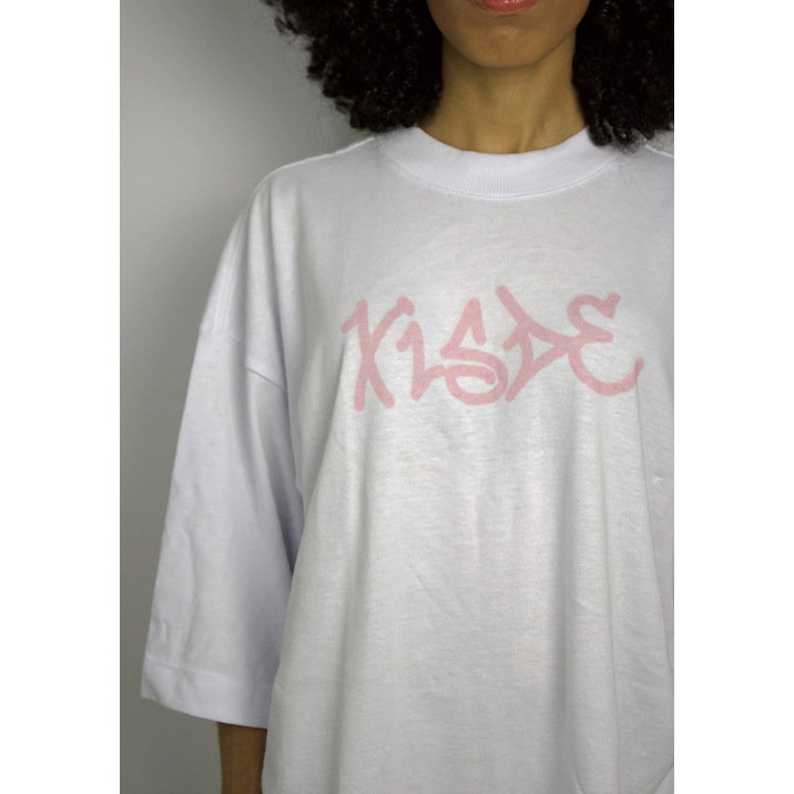 Camiseta Oversized Xisde com Logo Rosa - Streetwear Autêntico