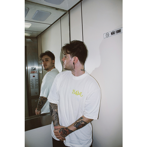 Camiseta Oversize Xisde com Estampa Lateral, Texto Neon e Logo Borboleta - Streetwear Autêntico