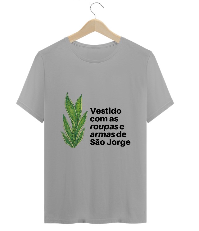Vestido com as roupas e armas de São Jorge 