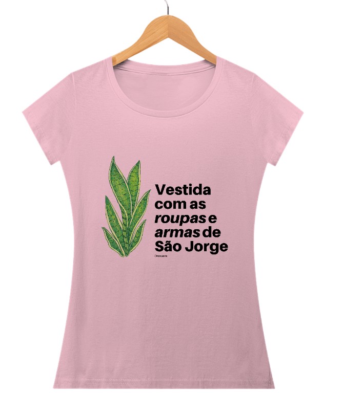 Vestida com as roupas e armas de São Jorge 