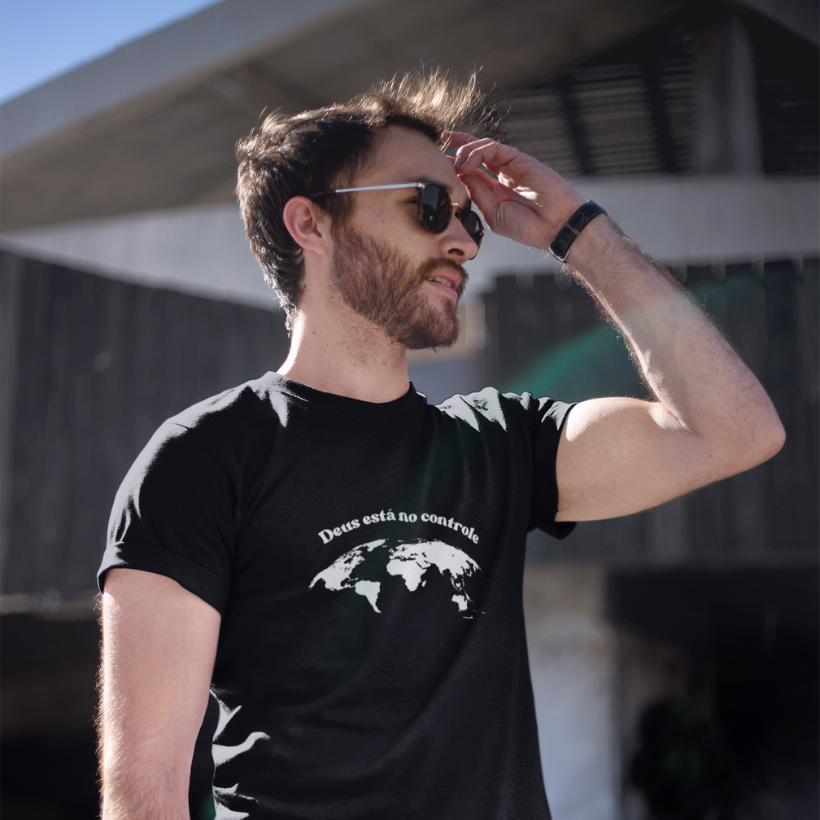 Camiseta Unissex - Deus no Controle