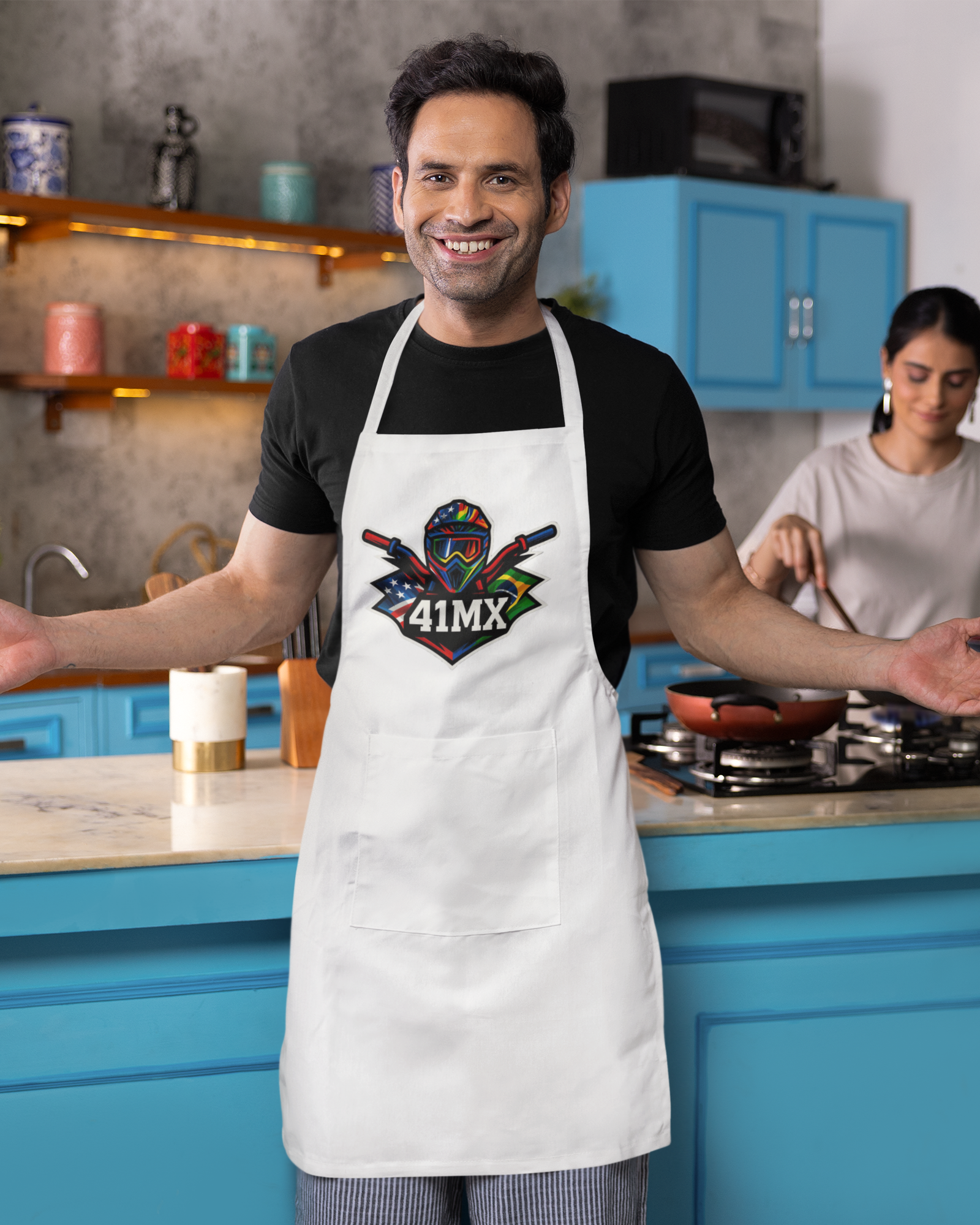 Avental 41MX com estilo motocross. Resistente, ajustável e ideal para churrasco, cozinha e momentos especiais.