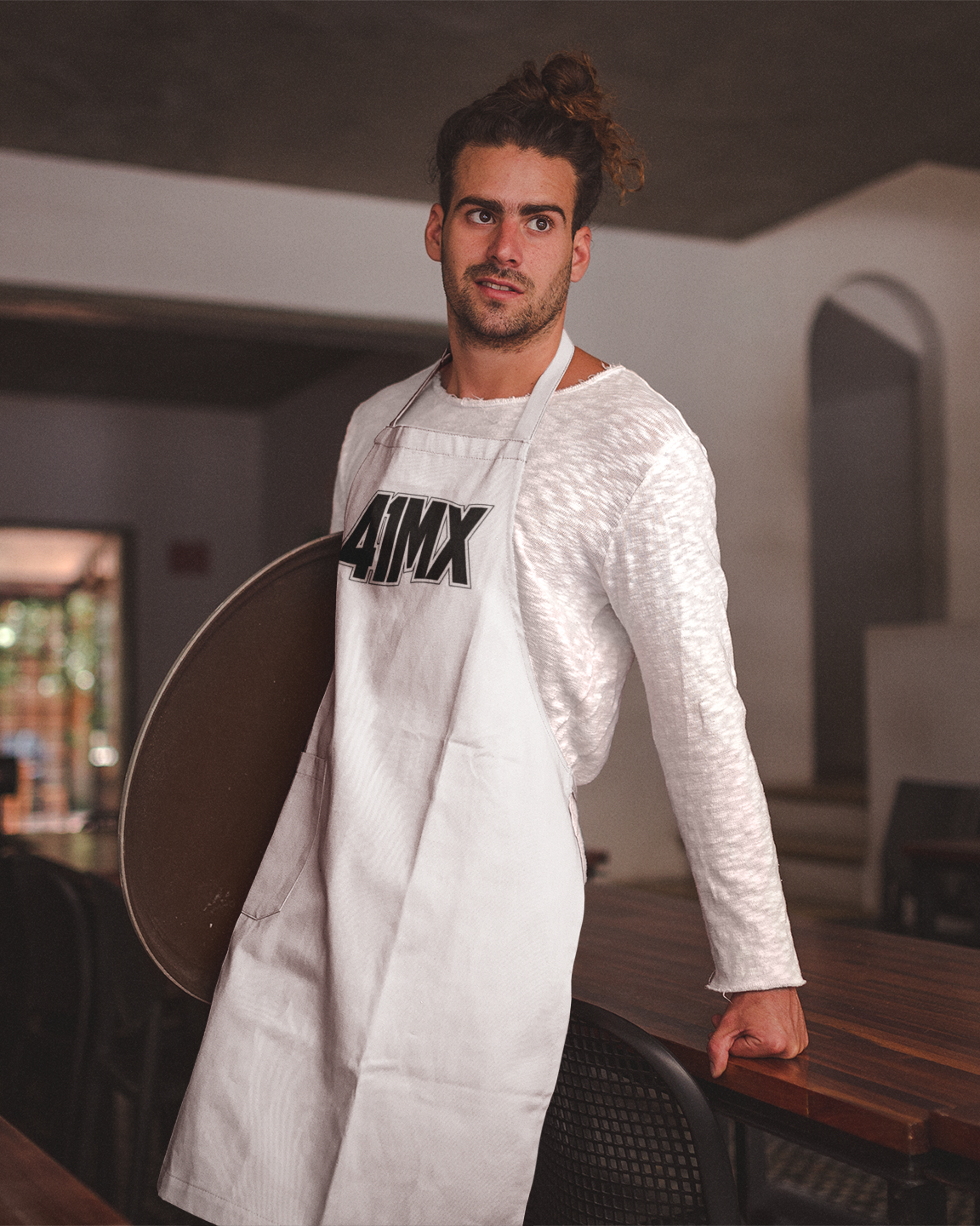 Avental 41MX com estilo motocross. Resistente, ajustável e ideal para churrasco, cozinha e momentos especiais.