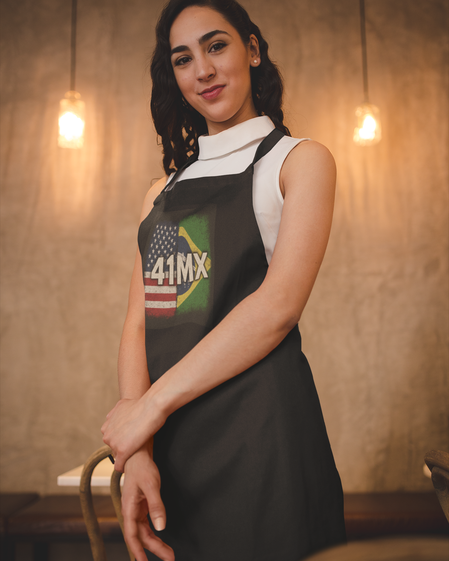 Avental 41MX com estilo motocross. Resistente, ajustável e ideal para churrasco, cozinha e momentos especiais.