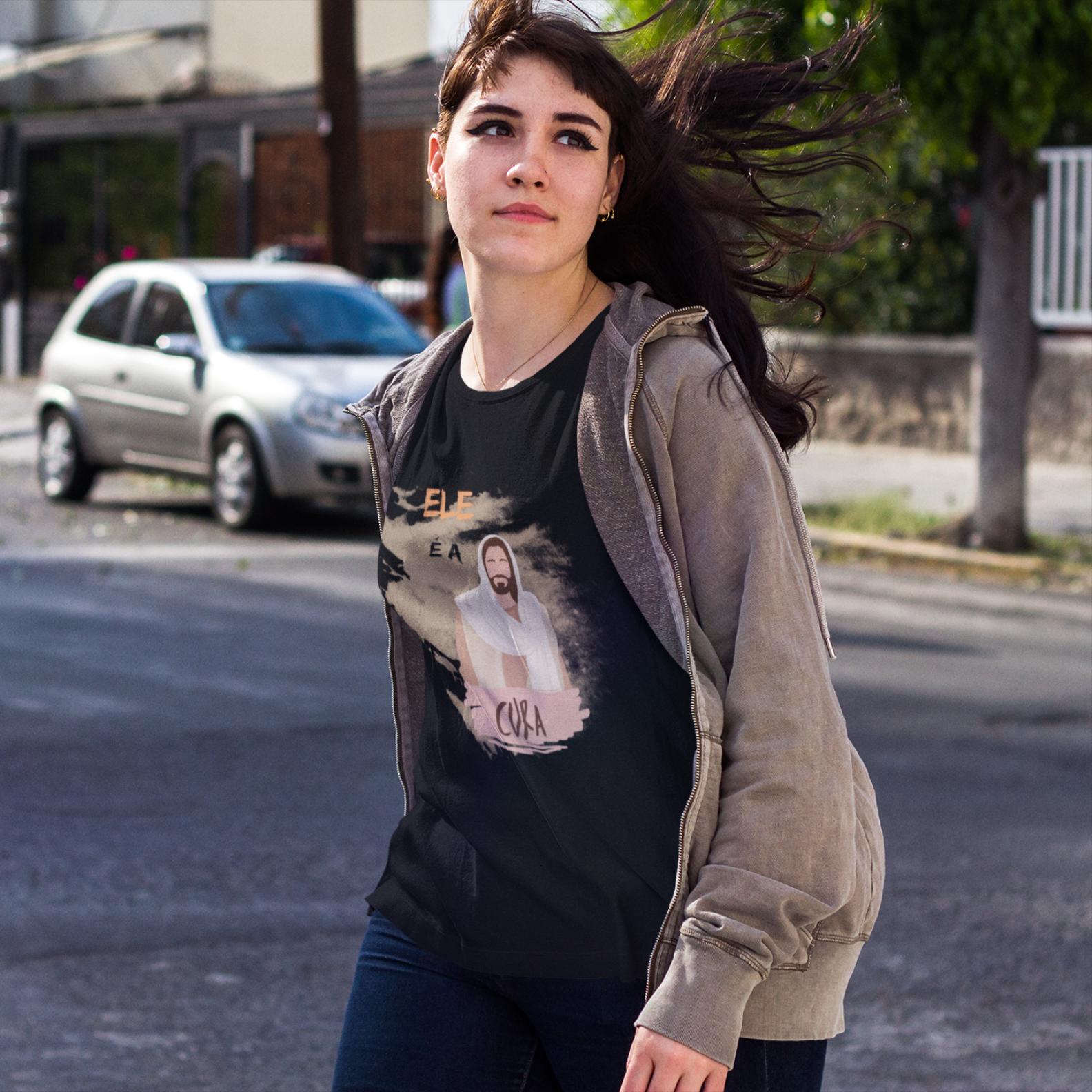 Camiseta Cristã - Ele é a Cura