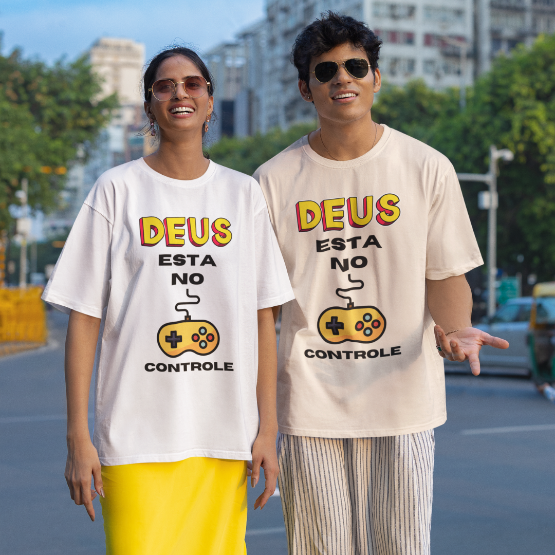 OVER SIZE DEUS ESTA NO CONTROLE 01 ( varias cores )