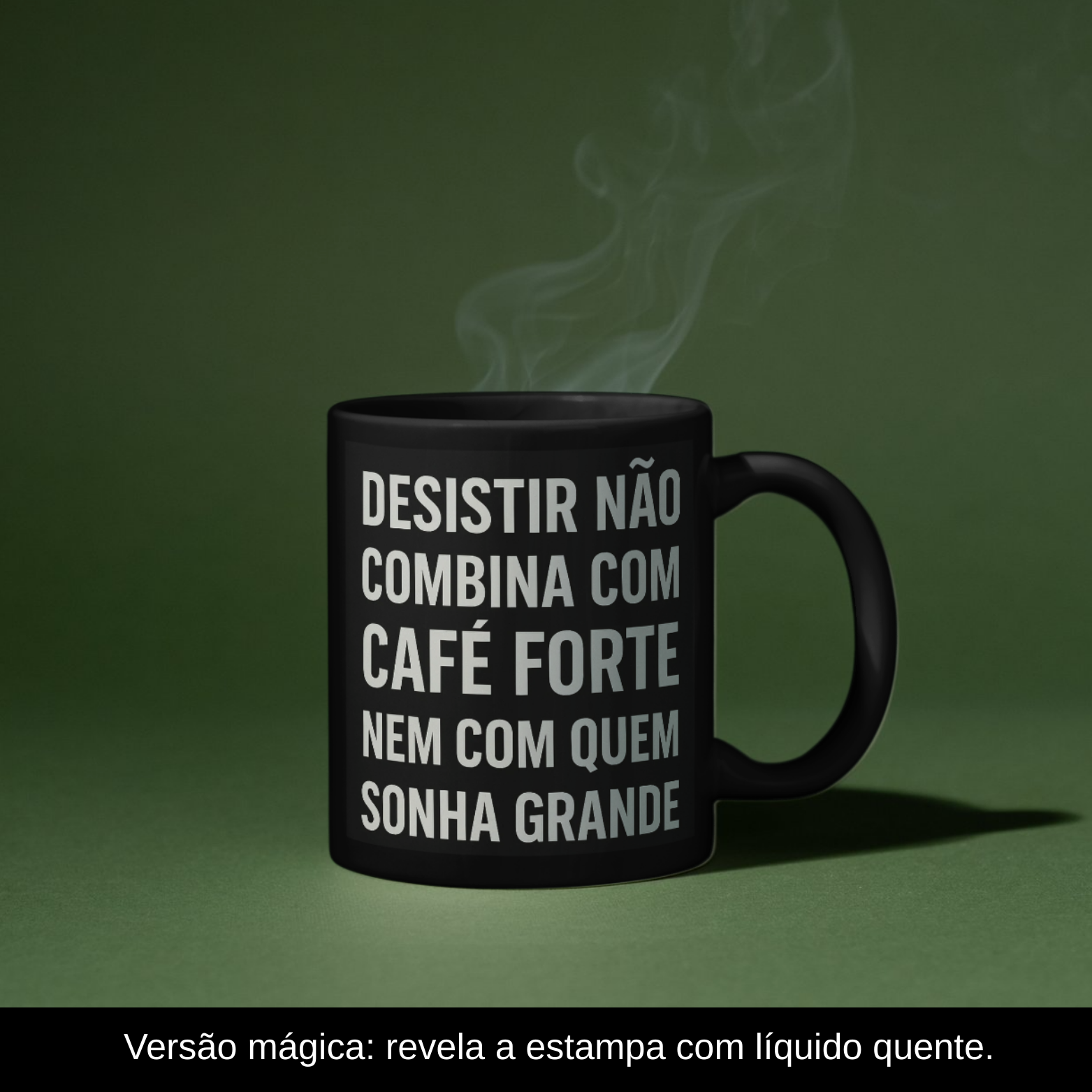 Caneca Mágica – Desistir Não Combina com Café Forte (Versão Masculina – Estampa Preta)
