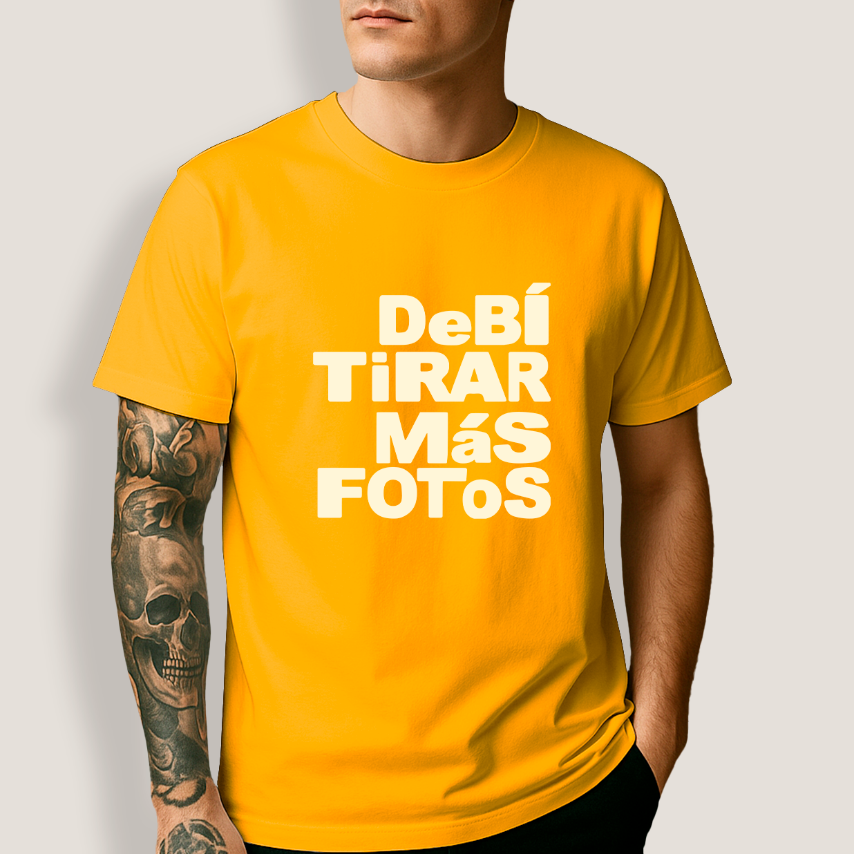 Nome do produto: Camiseta Unissex  Bad Bunny Logo Debí Tirar Más Fotos