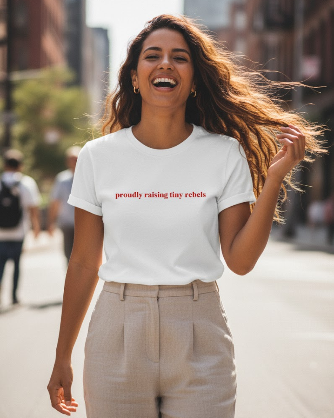 proudly raising tiny rebels (camiseta)