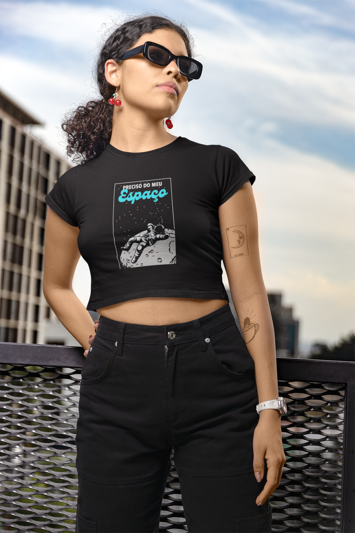 Camisa Cropped astronauta preciso do meu espaço