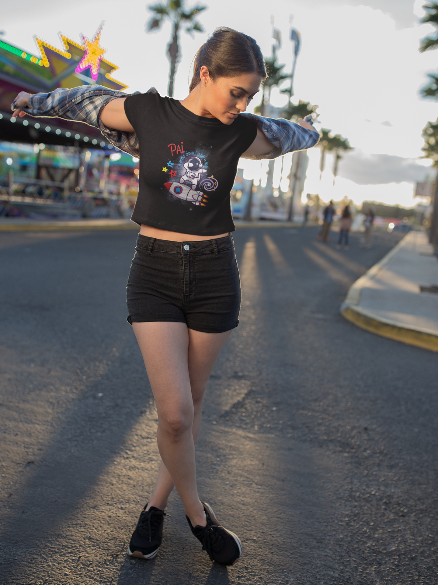 Camisa Cropped astronauta no foguete