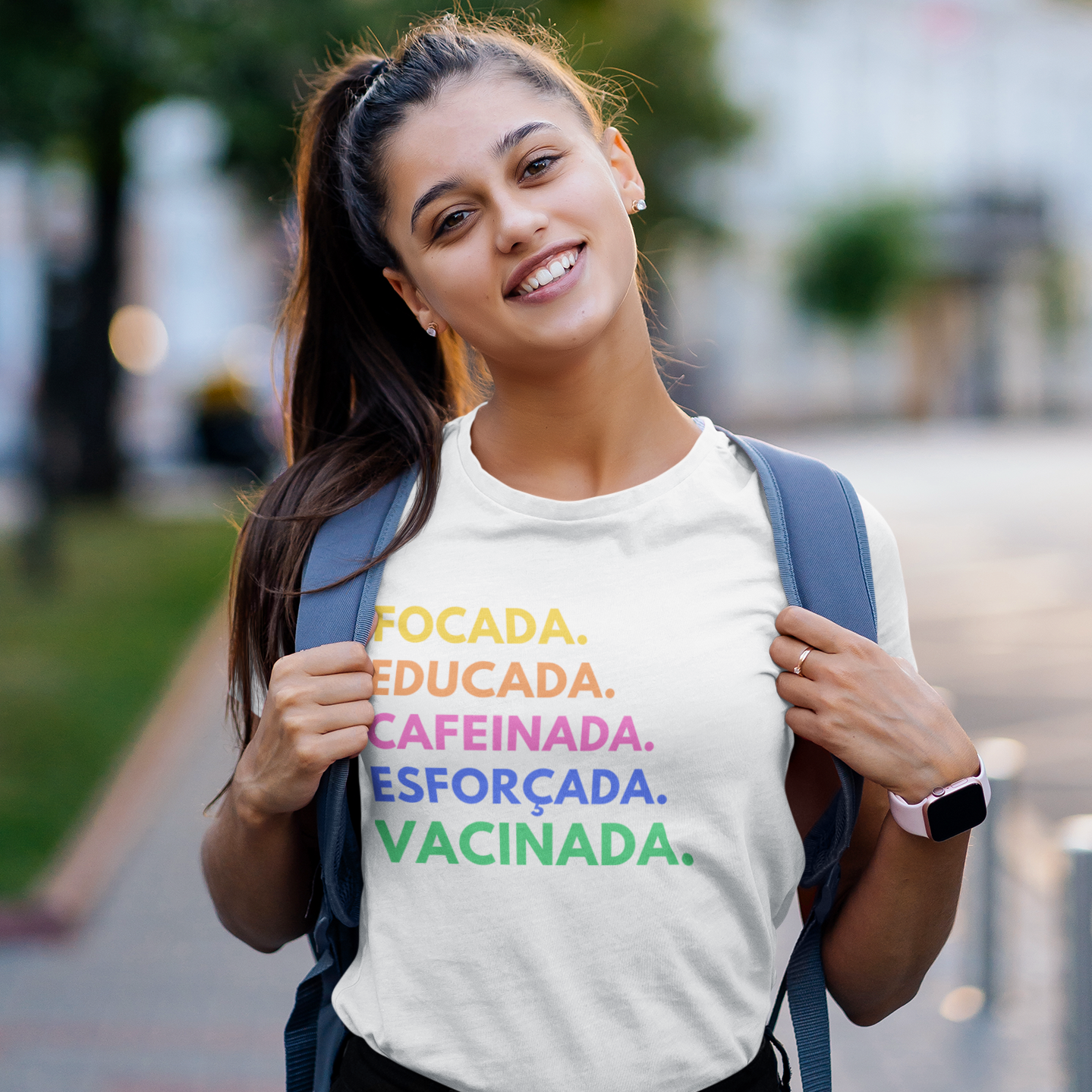 Camiseta Feminina Focada Educada Cafeinada Esforçada Vacinada (Branca)