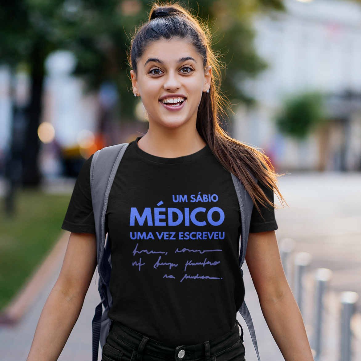 Camiseta Feminina Um Sábio Médico Uma Vez Escreveu (Preta)