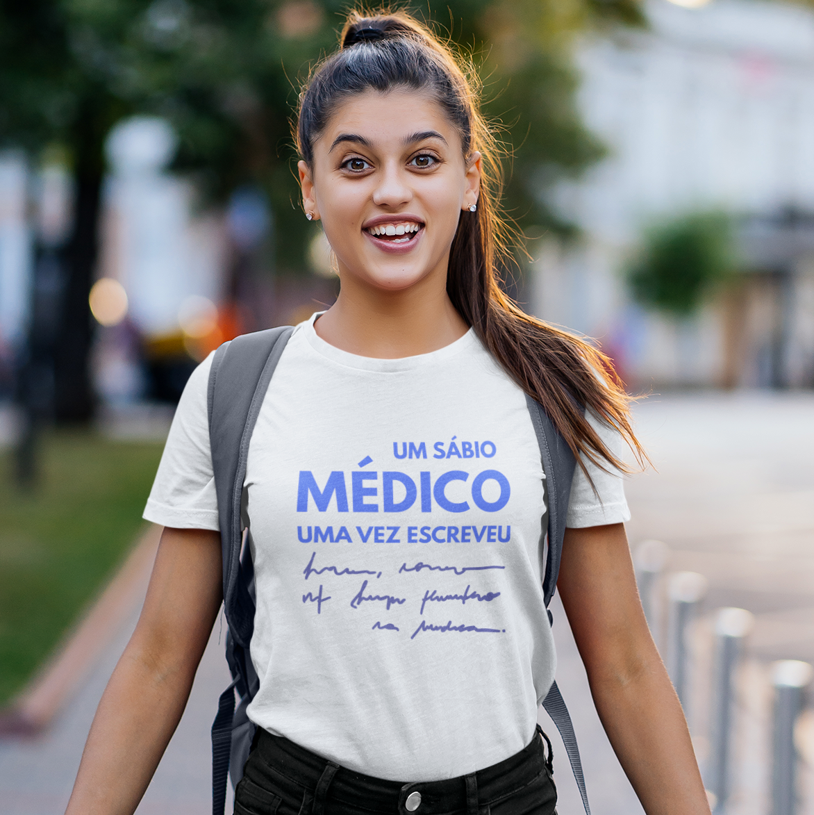 Camiseta Feminina Um Sábio Médico Uma Vez Escreveu (Branca)