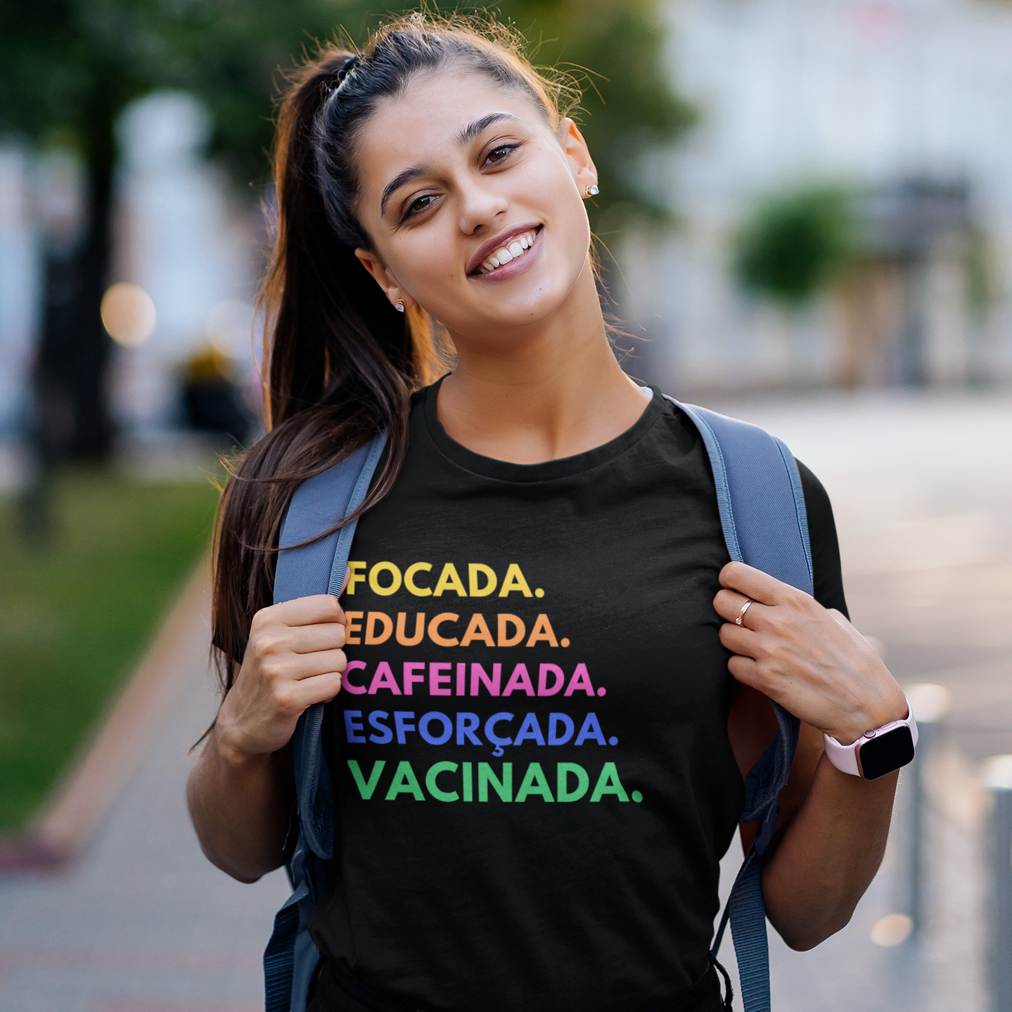 Camiseta Feminina Focada Educada Cafeinada Esforçada Vacinada (Preta)