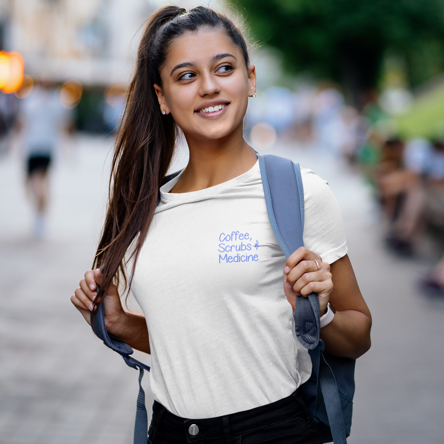 Camiseta Feminina Coffee Scrubs & Medicine (Branca)